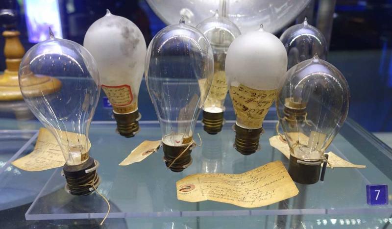 Thomas Edison gave the first public demonstration of an electric incandescent lamp.