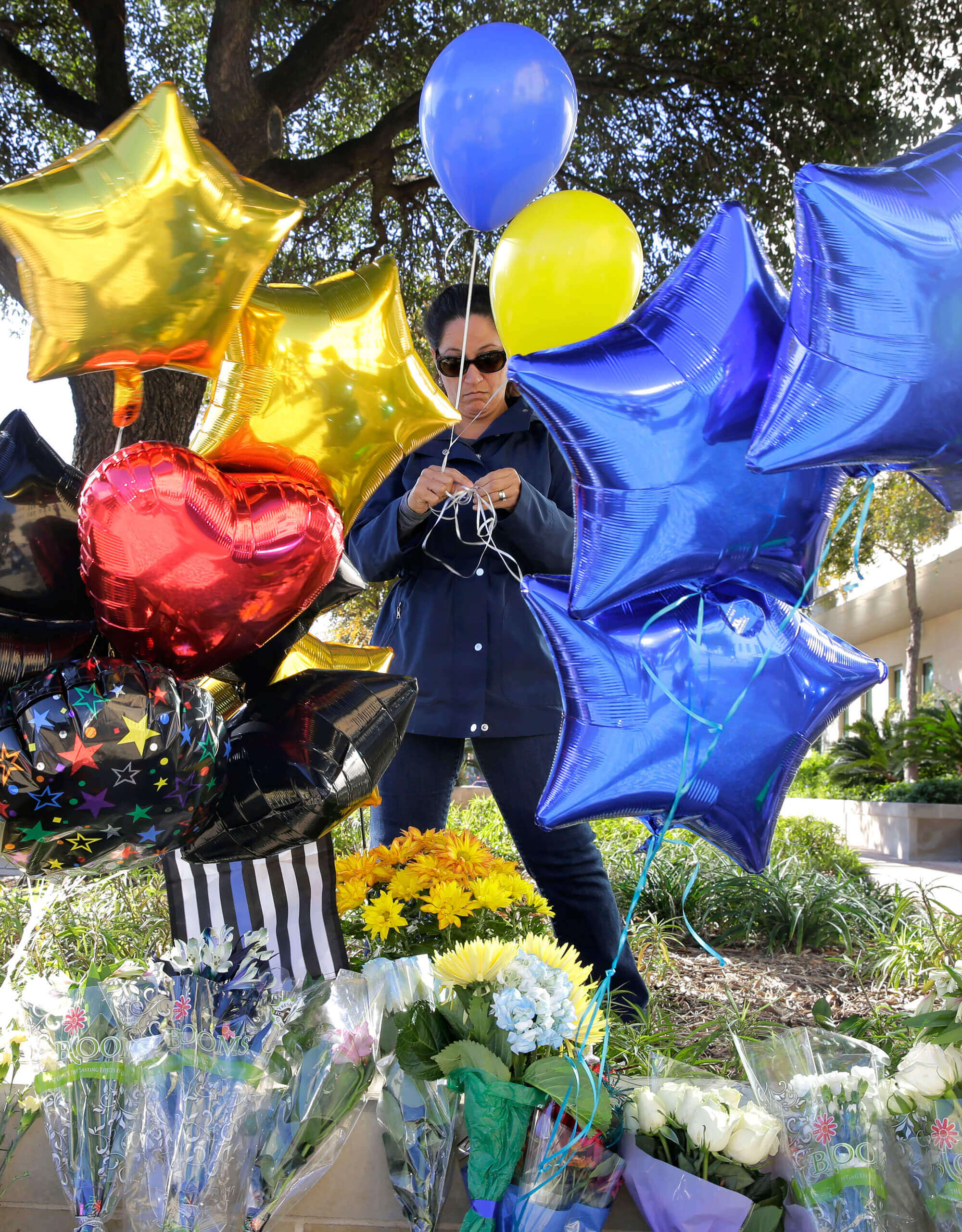 Image of makeshift memorial for San Antonio police officer Benjamin Marconi